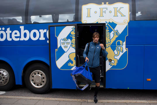 IFK Göteborgs Mattias Bjärsmyr kliver ur spelarbussen