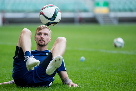 IFK Göteborgs Sebastian Eriksson tricksar med bollen