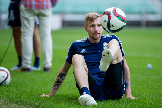 IFK Göteborgs Sebastian Eriksson tricksar med bollen
