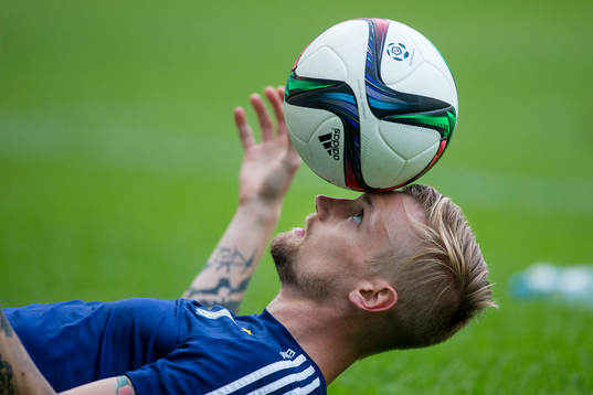 IFK Göteborgs Sebastian Eriksson tricksar med bollen