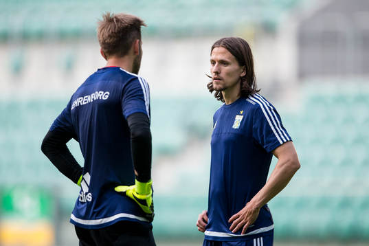 IFK Göteborgs målvakt John Alvbåge och Lasse Vibe i
