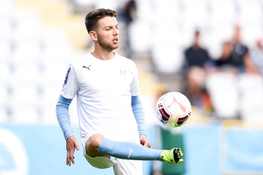 Malmö FFs Erdal Rakip värmer upp före fotbollsmatchen i
