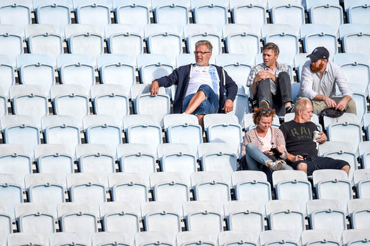 Många tomma stolar på läktarplats före fotbollsmatchen