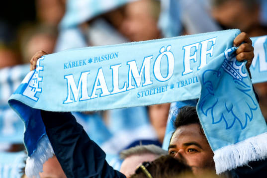 En Malmö FF supporter med halsduk före fotbollsmatchen i
