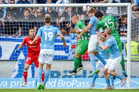 Malmö FFs Rasmus Bengtsson i nickduell framför Malmö FFs