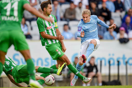 Malmö FFs Simon Kroon testar skott