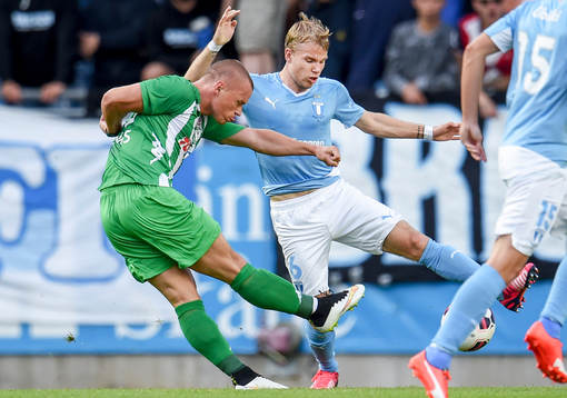 Malmö FFs Oscar Lewicki försöker täcka skott från