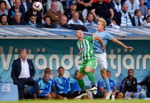 Zalgiris Darvydas Sernas och Malmö FFs Franz Brorsson i en