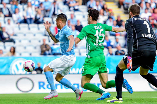 Malmö FFs Victor Yoshimar Yotun Flores missar målchans