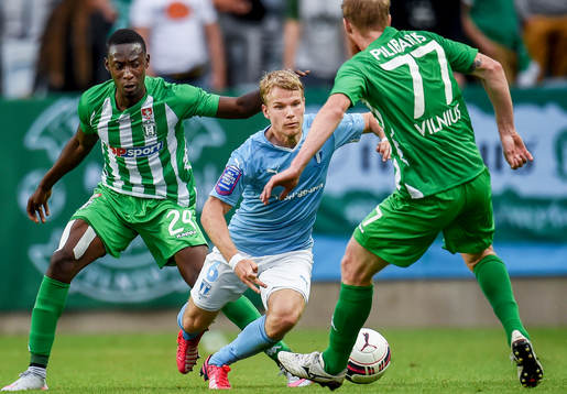 Malmö FFs Oscar Lewicki försöker ta sig förbi Zalgiris