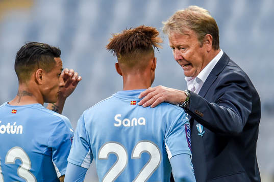 Malmö FFs tränare Åge Hareide i samtal med Victor