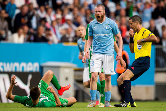 Malmö FFs Jo Inge Berget skriker på Zalgiris Egidijus