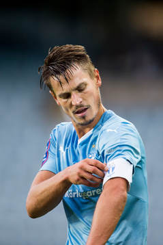 Malmö FFs Markus Rosenberg rättar till sin kaptensbindel