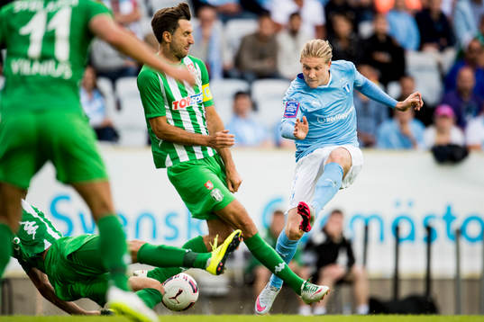 Malmö FFs Simon Kroon skjuter och Zalgiris Deividas