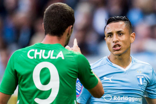 Irriterat mellan Malmö FFs Victor Yoshimar Yotun Flores