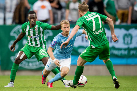 Malmö FFs Oscar Lewicki tar sig förbi Zalgiris Serge