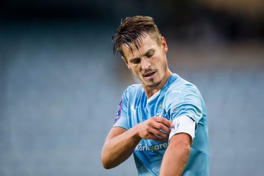 Malmö FFs Markus Rosenberg rättar till sin kaptensbindel