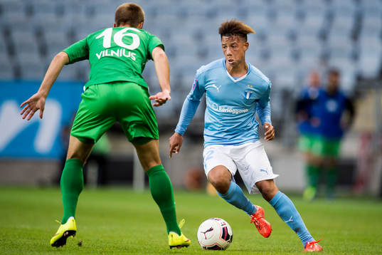 Malmö FFs Tobias Sana utmanar Zalgiris Paulius Janusauskas
