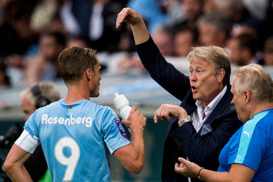 Malmö FFs tränare Åge Hareide ger instruktioner till