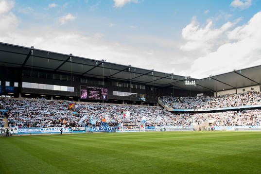 Malmö FFs supportrar håller upp sina halsdukar inne på