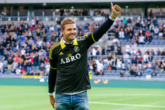 AIK presenterar sitt nyförvärv Jos Hooiveld i halvtid av