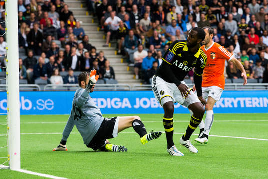 s Henok Goitom gör 1-0 för AIK bakom Shiraks målvakt