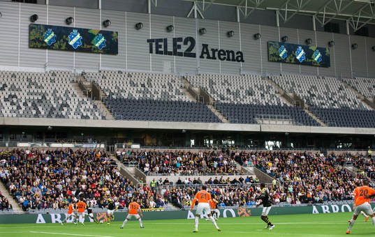 Publiken följer spelet på Tele2 Arena