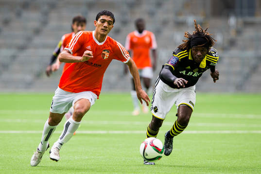 s Mohamed Bangura jagar bollen
