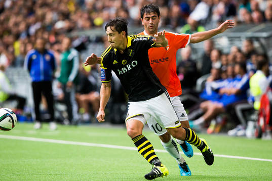 s Stefan Ishizaki i kamp om bollen med Shiraks Davit