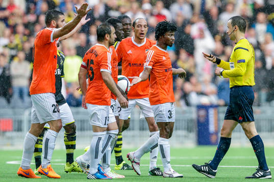 Shiraks spelare i samtal med domaren