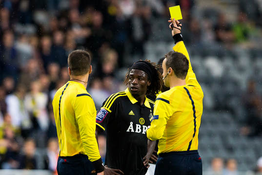 s Mohamed Bangura får ett gult kort av domare Vladimir Vnuk