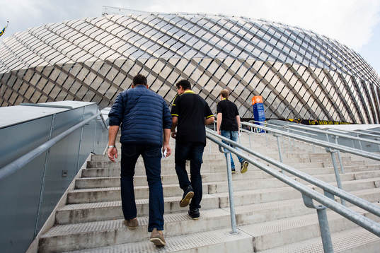 s supportrar på väg till Tele2 Arena