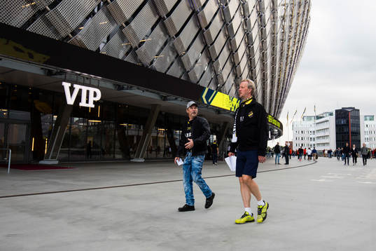 s supportrar på väg till Tele2 Arena