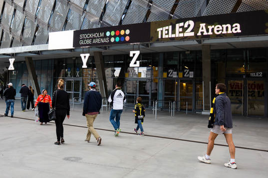 s supportrar på väg till Tele2 Arena