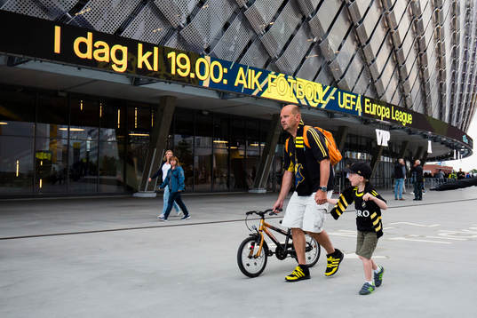 s supportrar på väg till Tele2 Arena