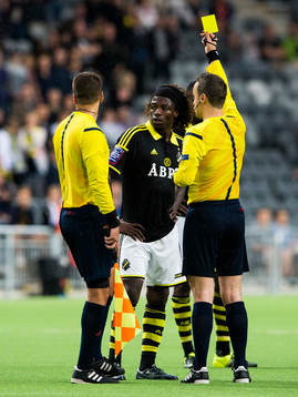 s Mohamed Bangura får ett gult kort av domare Vladimir Vnuk