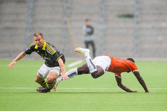 s Per Karlsson har omkull Shiraks Jean-Jacques Bougouhi