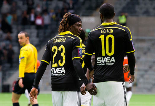 s Mohamed Bangura gratulerar AIK:s Henok Goitom