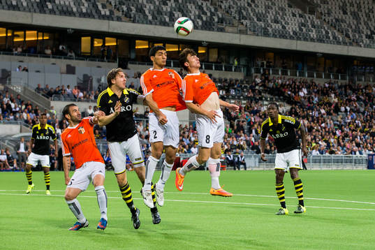 s Nils-Eric Johansson i en nickduell med Shiraks Karen