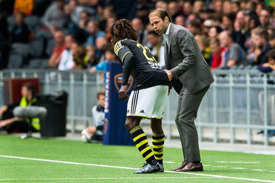 s Mohamed Bangura samtalar med AIK:s tränare Andreas Alm