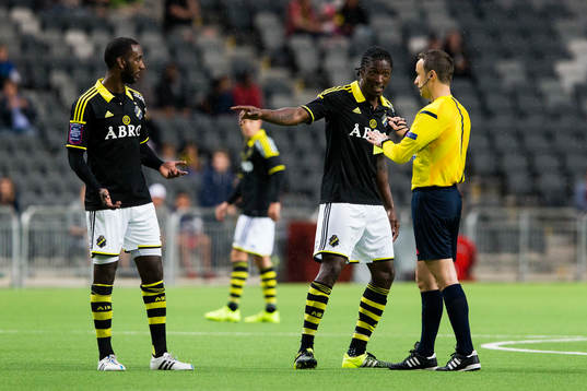 s Henok Goitom och Dickson Etuhu i samtal med domare