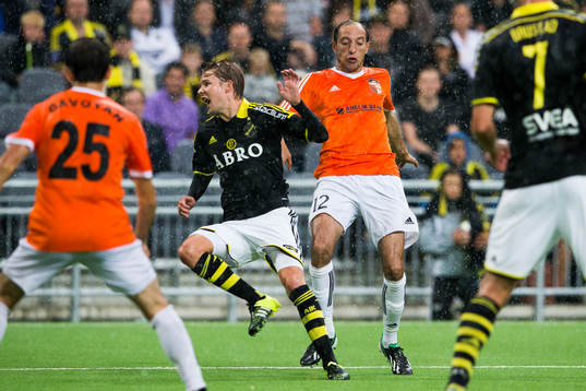 s Johan Blomberg och orsakar en straff för AIK