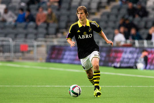 s Sam Lundholm med bollen