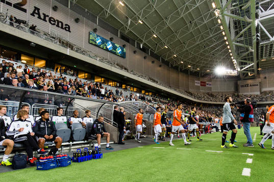 s och Shiraks spelare gör entré innan fotbollsmatchen i