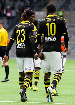 s Mohamed Bangura gratulerar AIK:s Henok Goitom