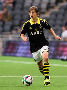 s Sam Lundholm med bollen
