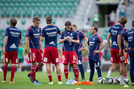 IFK Göteborg värmer upp innan fotbollsmatchen i kvalet