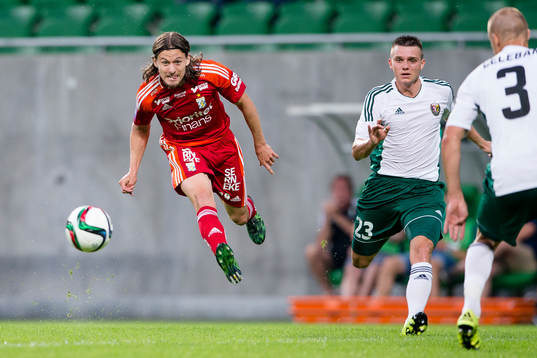 IFK Göteborgs Lasse Vibe skjuter ett skott