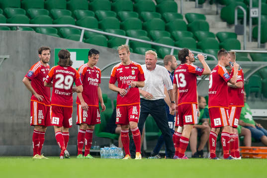 IFK Göteborgs tränare Jörgen Lennartsson manar på sitt