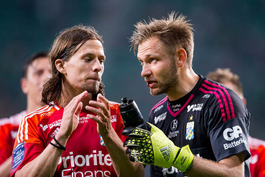 IFK Göteborgs Lasse Vibe och målvakt John Alvbåge